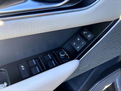 Used 2018 Land Rover Range Rover Velar R-Dynamic SE image 36