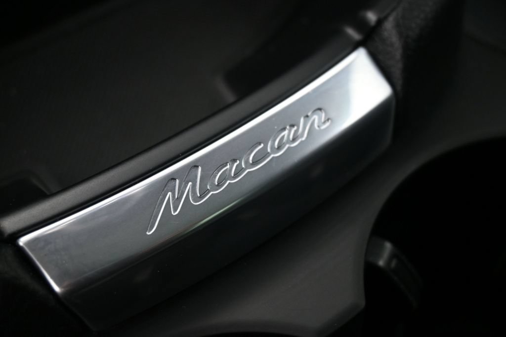 Certified 2023 Porsche Macan S AWD/4WD image 18