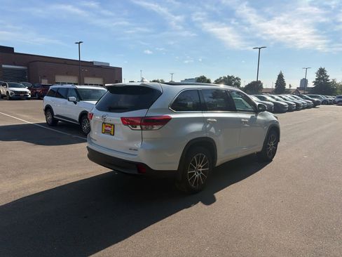 Used 2017 Toyota Highlander SE AWD/4WD image 2