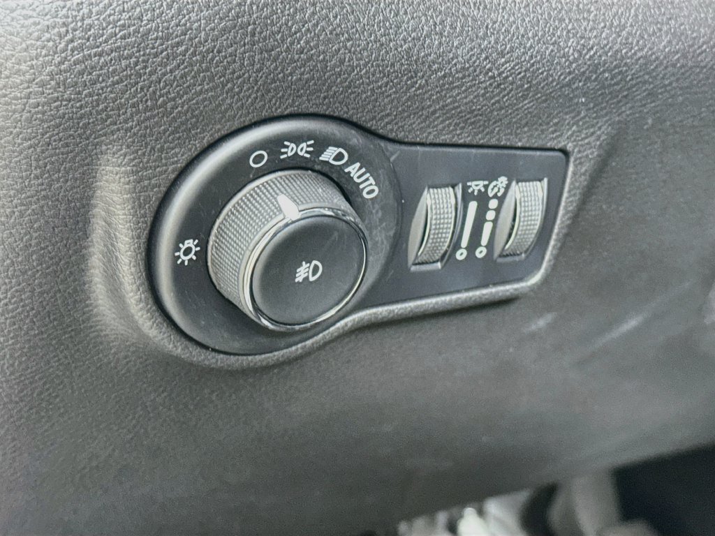 Used 2023 Jeep Compass Latitude w/ Convenience Group AWD/4WD image 12