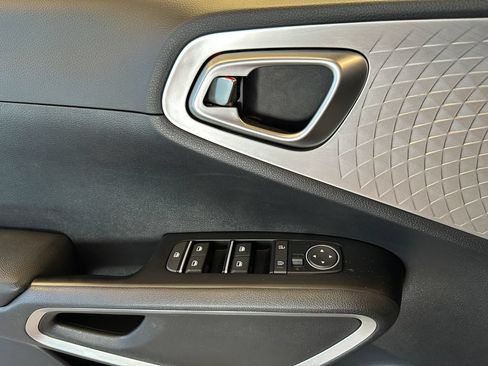 Used 2025 Kia Soul LX w/ LX Technology Package FWD image 38