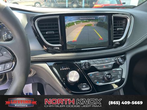Used 2025 Chrysler Pacifica Limited FWD image 10