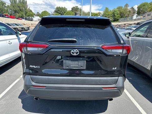 Used 2021 Toyota RAV4 LE FWD image 5