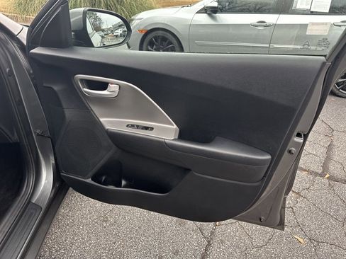 Used 2017 Kia Niro LX image 17