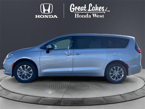 Used 2023 Chrysler Pacifica Touring-L image 2