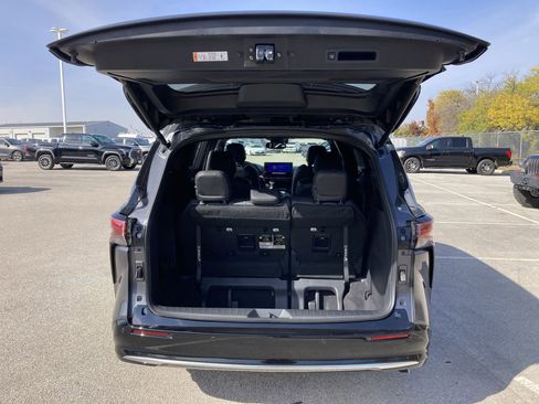 Certified 2025 Toyota Sienna Platinum image 21