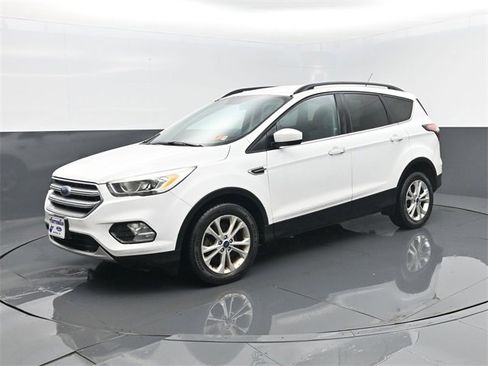 Used 2017 Ford Escape SE w/ Equipment Group 201A image 2
