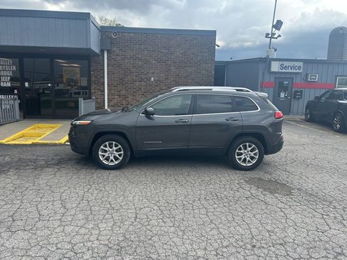 Used 2016 Jeep Cherokee Latitude w/ Cold Weather Group AWD/4WD image 3