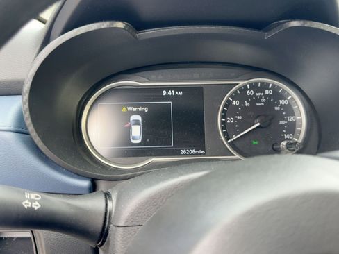 Used 2025 Nissan Versa SV image 9