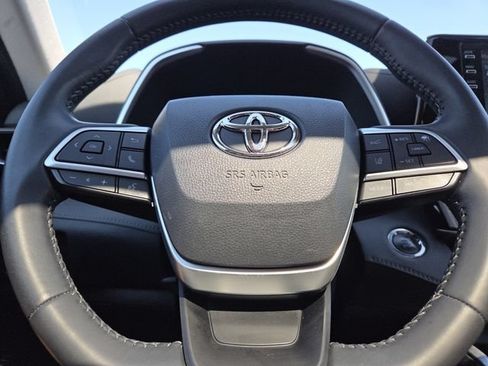 Used 2022 Toyota Highlander XLE AWD/4WD image 37