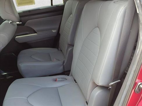 Certified 2020 Toyota Highlander XLE FWD image 24