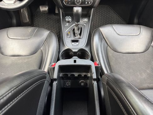 Used 2019 Jeep Cherokee Latitude Plus w/ Cold Weather Group AWD/4WD image 12