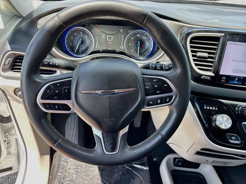 Used 2023 Chrysler Pacifica Touring-L FWD image 11