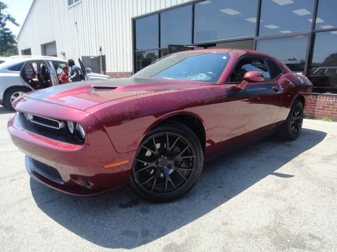 Used 2019 Dodge Challenger SXT RWD image 1