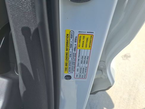 Certified 2024 Volvo XC40 B5 Plus AWD/4WD image 38