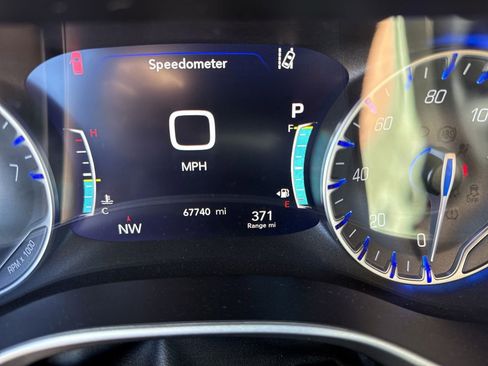 Used 2023 Chrysler Pacifica Touring-L image 22