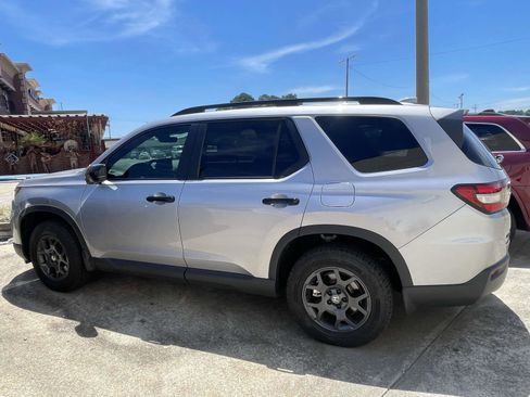 Used 2025 Honda Pilot TrailSport image 2