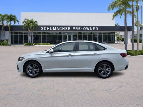 Used 2023 Volkswagen Jetta SE image 4