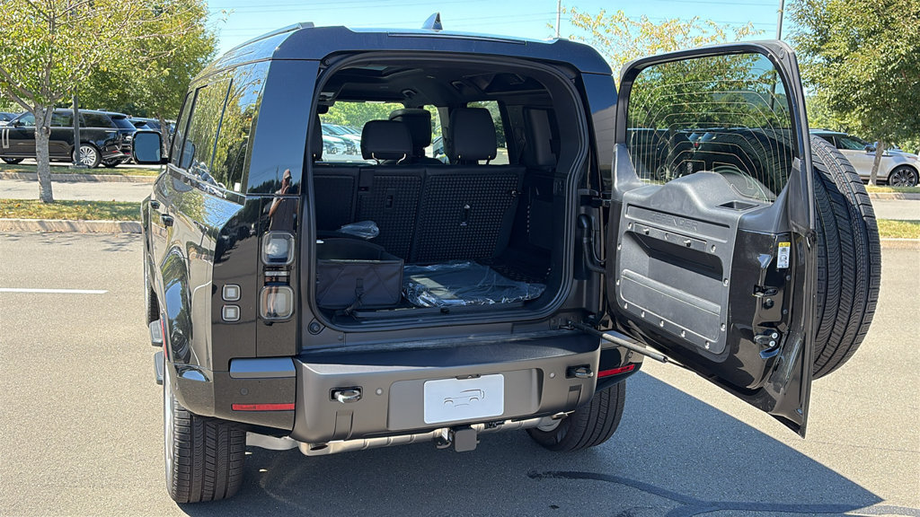 New 2026 Land Rover Defender 110 X-Dynamic SE AWD/4WD image 28