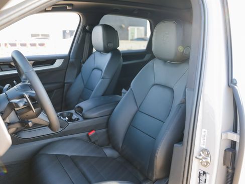 New 2025 Porsche Cayenne E-Hybrid image 5