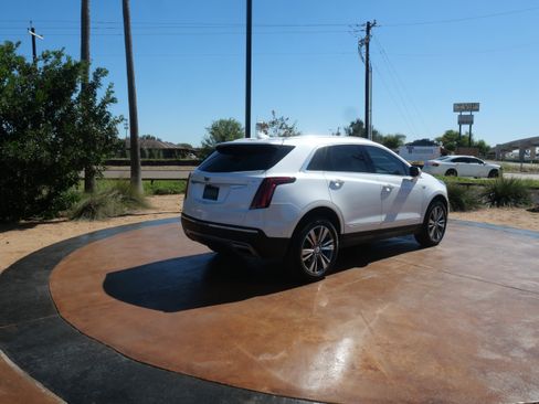 Used 2022 Cadillac XT5 Premium Luxury w/ Technology Package image 2