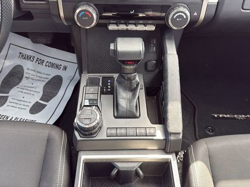 Used 2024 Toyota Tacoma TRD Off-Road image 17