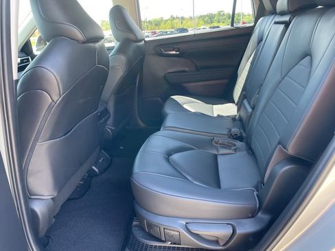 Used 2023 Toyota Highlander XLE image 15