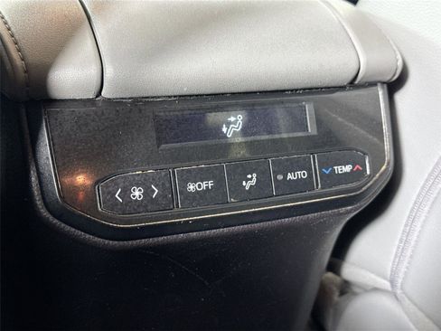 Used 2022 Toyota Highlander XLE FWD image 33