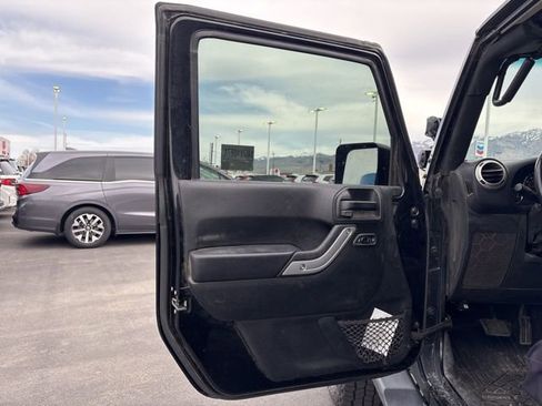 Used 2018 Jeep Wrangler Unlimited Sahara image 9