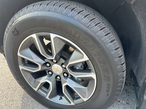 Used 2023 Chevrolet Silverado 1500 LT AWD/4WD image 9
