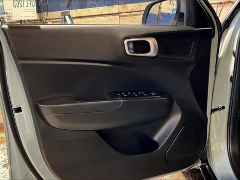 Used 2025 Hyundai Venue SEL image 19