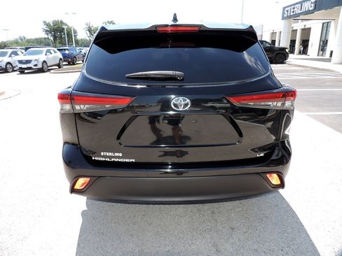 Used 2023 Toyota Highlander LE FWD image 6