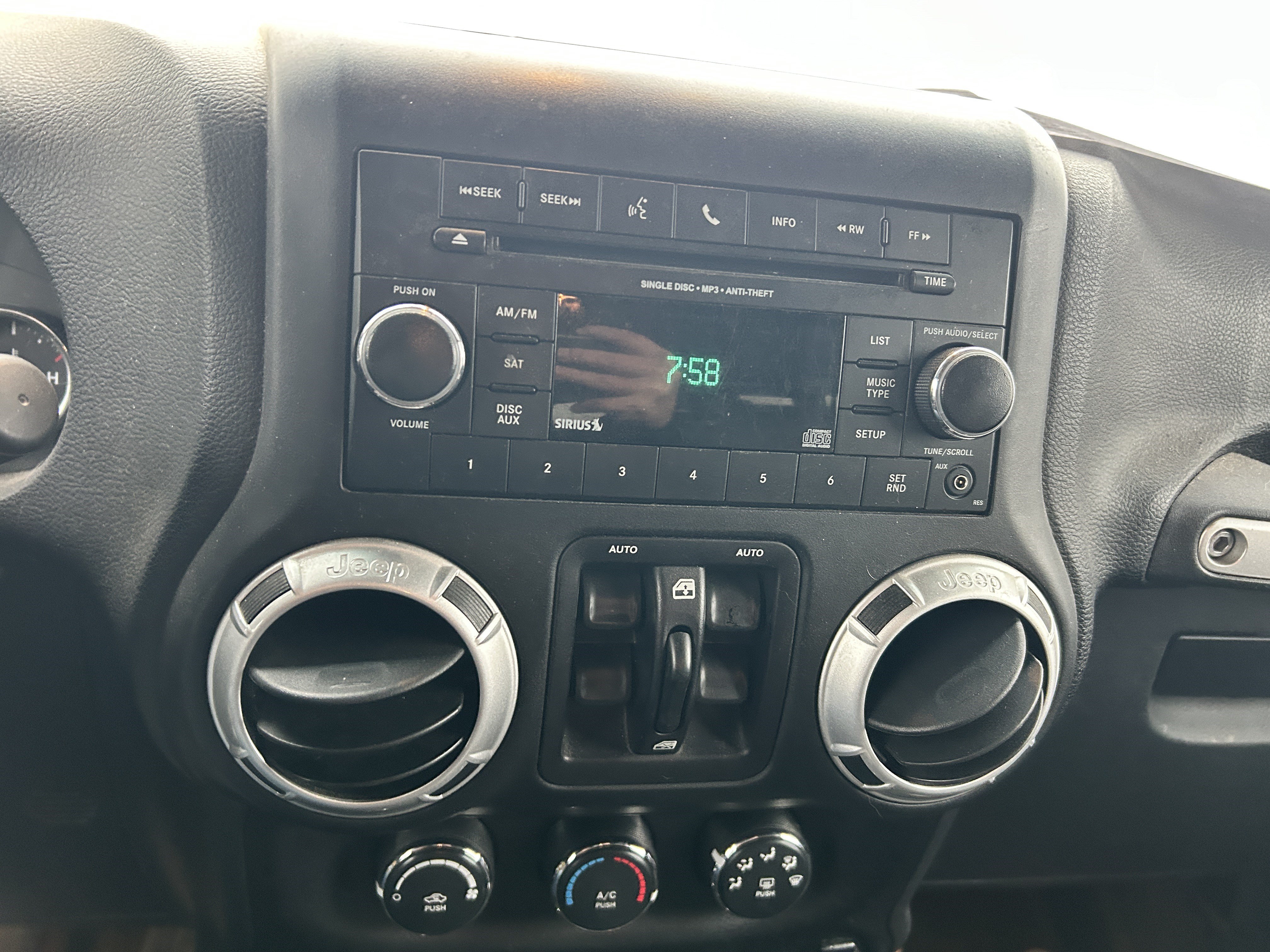 Used 2015 Jeep Wrangler Unlimited Rubicon w/ Connectivity Group AWD/4WD image 15