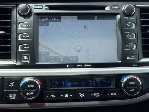 Used 2018 Toyota Highlander Limited Platinum FWD image 33