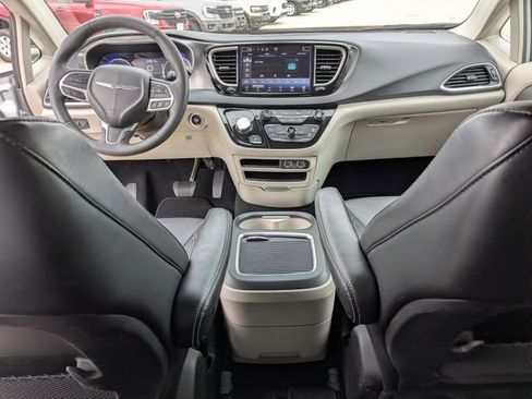 Used 2024 Chrysler Pacifica Touring-L FWD image 4
