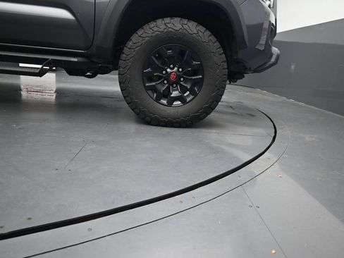 Used 2019 Toyota Tacoma TRD Off-Road AWD/4WD image 11
