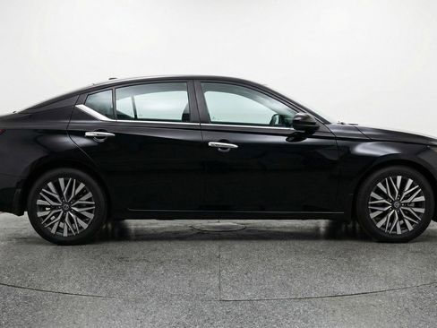 Used 2025 Nissan Altima 2.5 SV image 8