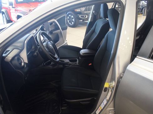 Used 2017 Toyota RAV4 LE w/ Carpet Mat Package AWD/4WD image 36