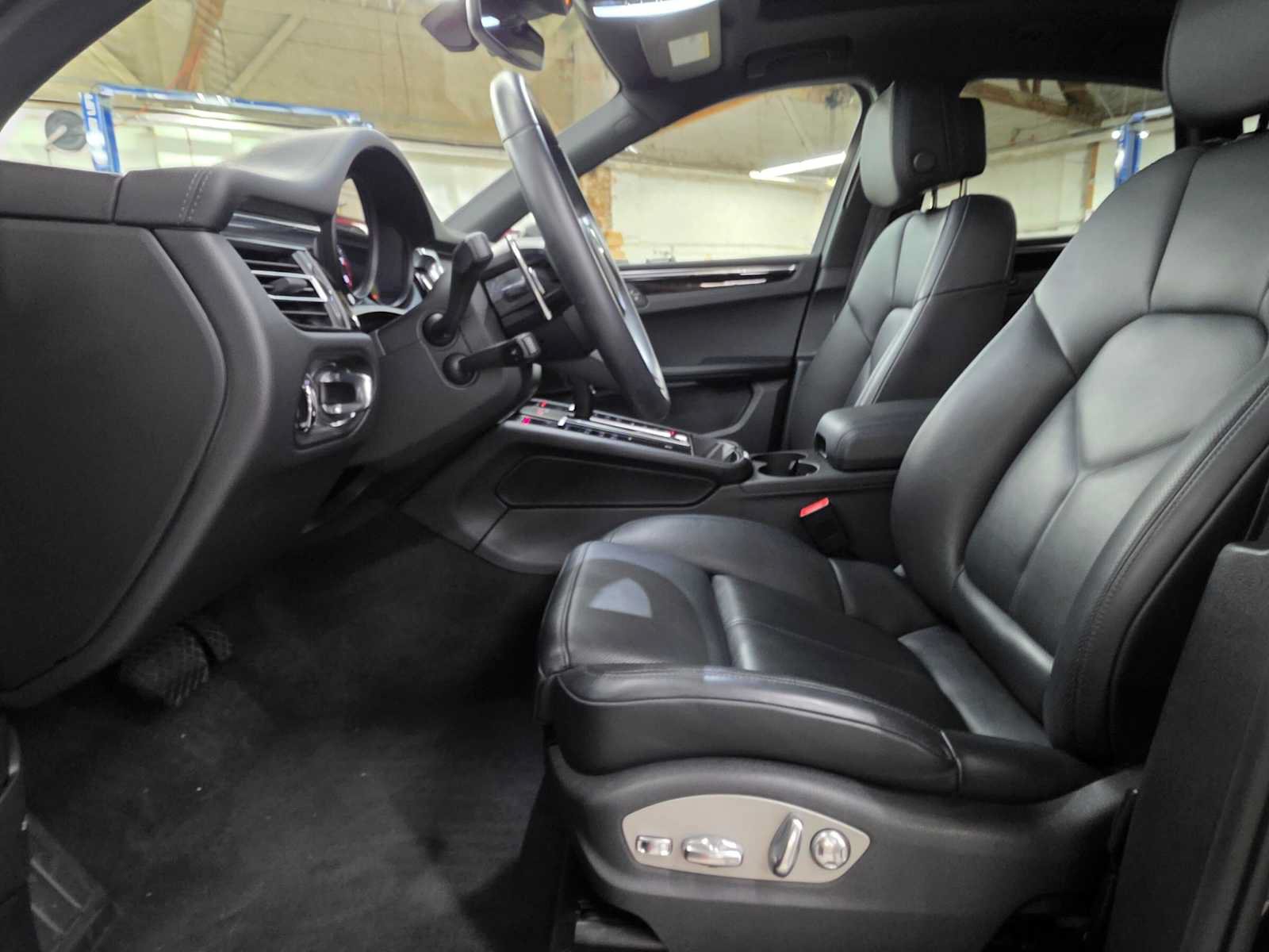 Used 2025 Porsche Macan AWD/4WD image 21