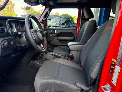 Used 2025 Jeep Wrangler Unlimited Rubicon w/ Convenience Group AWD/4WD image 9