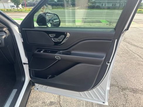 Used 2023 Lincoln Aviator AWD w/ Premium Package image 31