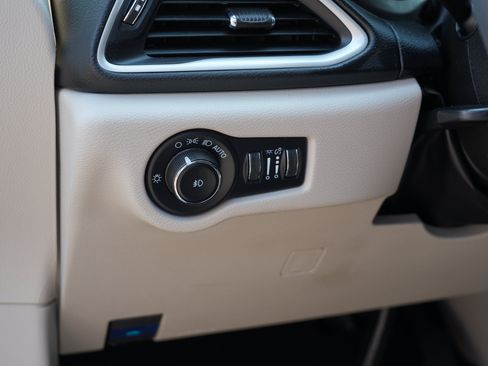 Used 2023 Chrysler Pacifica Touring-L FWD image 19