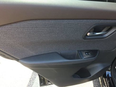 Used 2022 Nissan Rogue SV FWD image 13