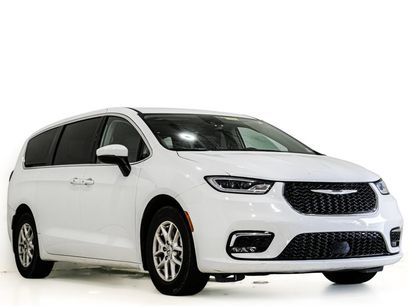 Used 2023 Chrysler Pacifica Touring-L