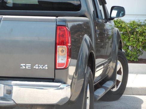 Used 2009 Nissan Frontier SE w/ SE Value Truck Pkg AWD/4WD image 18