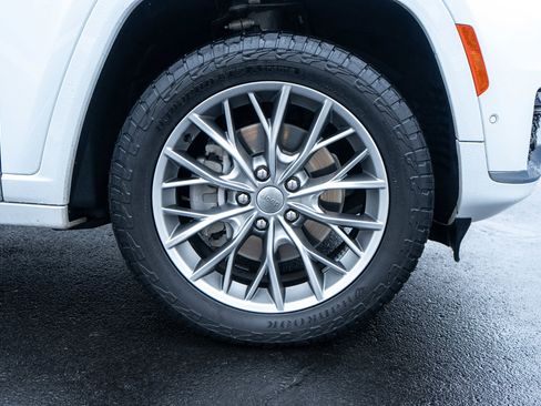 Used 2022 Jeep Grand Cherokee L Summit w/ Luxury Tech Group V image 11