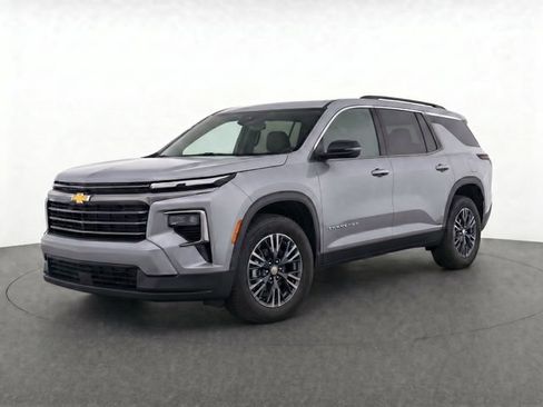 Used 2025 Chevrolet Traverse LT FWD image 3