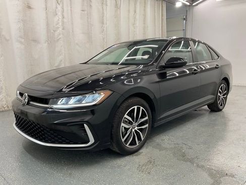Used 2025 Volkswagen Jetta SE FWD image 4