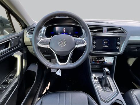 Used 2023 Volkswagen Tiguan SE w/ Panoramic Sunroof Package FWD image 6
