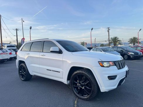 Used 2019 Jeep Grand Cherokee Altitude image 11